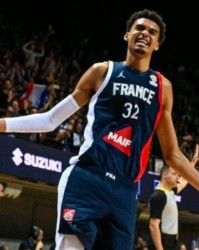  文班亚马首秀惊艳马刺大胜开拓者展天赋