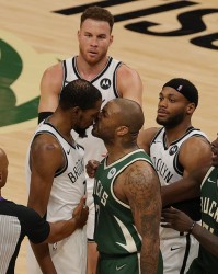  霍勒迪致命封盖锁定胜局雄鹿险胜猛龙队