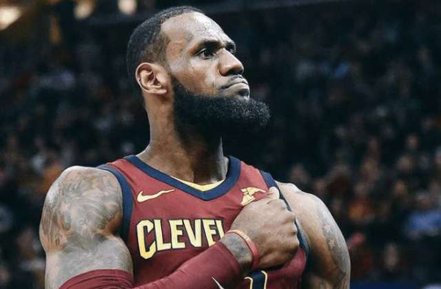  詹姆斯里程碑之夜湖人加时险胜快船夺榜首  